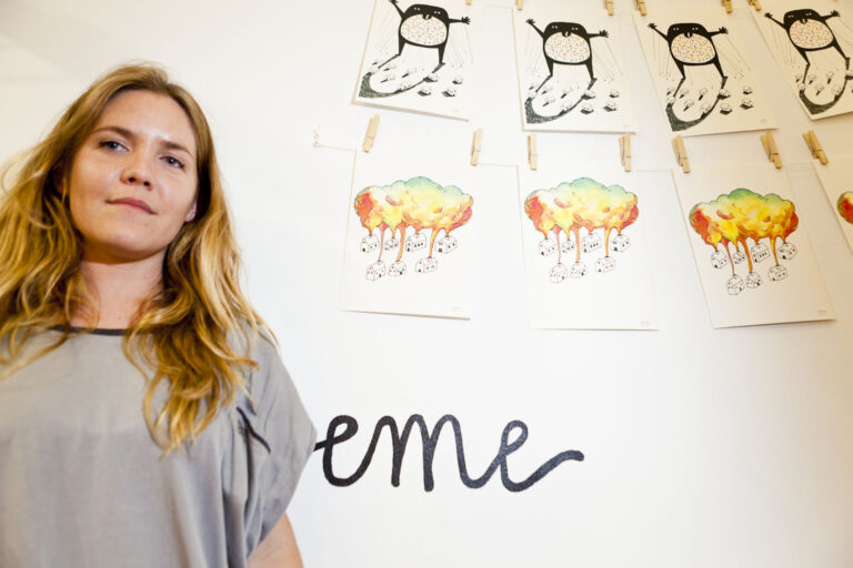 La artista urbana Eme expone en El Gato Cosmico, entrevista con Saara.